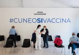 Uno degli hub vaccinali a Cuneo 